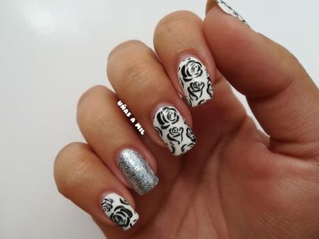 Diseño de uñas en blanco, negro y rojo con flores Diseño de uñas en blanco, negro y rojo con flores