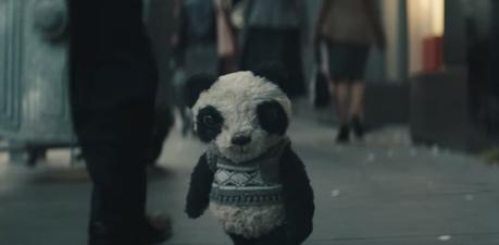 Imposible no emocionarse con este anuncio protagonizado por un adorable oso panda de peluche