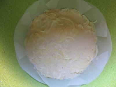 volcar en la cubeta forrada Milhojas de patata relleno olla GM