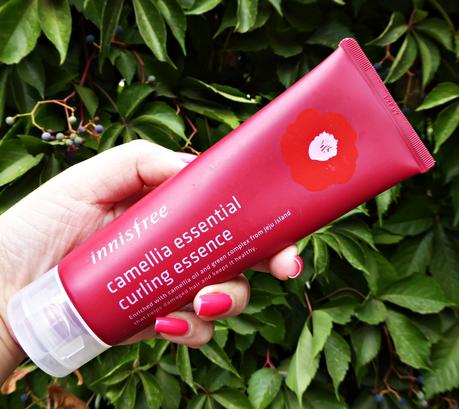 Camellia Essential Curling Essence de Inisfree, una crema para rizos de cosmética coreana