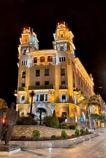 Edificio iluminado en Ceuta