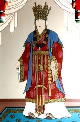 La gran reina Seondeok de Silla, de pie. La gran reina Seondeok de Silla, de pie.