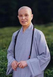 Monja budista, viva imagen de Cheongwannyeo. Y gracias nuevamente, amigos lectores. Monja budista, viva imagen de Cheongwannyeo. Y gracias nuevamente, amigos lectores.