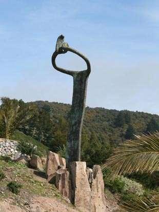 “El árbol que silba” del escultor José Darias. Homenaje al silbo gomero. Mirador de Igualero, Parque Nacional de Garajonay.