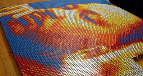 Construyó un mosaico con miles de cubos de Rubik