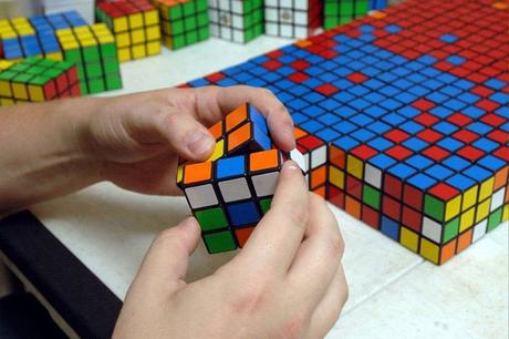 Construyó un mosaico con miles de cubos de Rubik