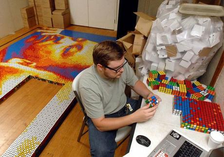 Construyó un mosaico con miles de cubos de Rubik