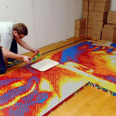 Construyó un mosaico con miles de cubos de Rubik