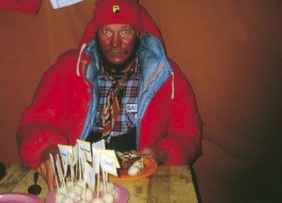 Jerzy Kukuczka celebrando la consecución de los 14 ochomiles