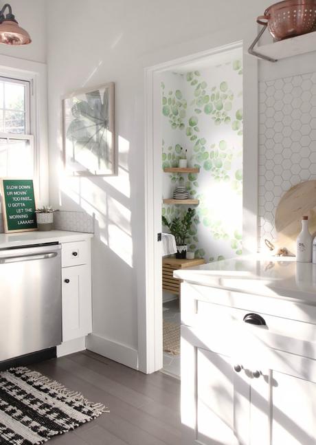 Cómo dar vida a un baño aburrido con decoración lowcost