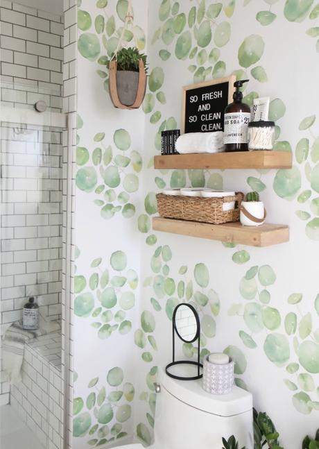 Cómo dar vida a un baño aburrido con decoración lowcost