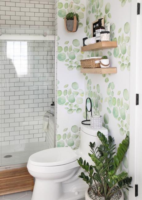 Cómo dar vida a un baño aburrido con decoración lowcost