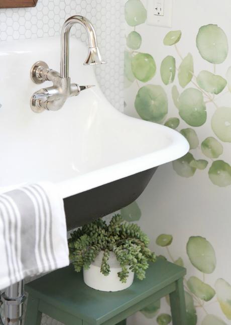 Cómo dar vida a un baño aburrido con decoración lowcost