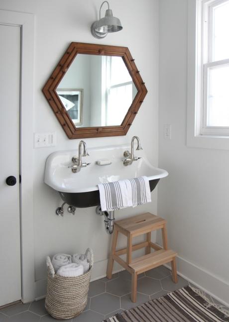 Cómo dar vida a un baño aburrido con decoración lowcost