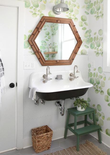 Cómo dar vida a un baño aburrido con decoración lowcost