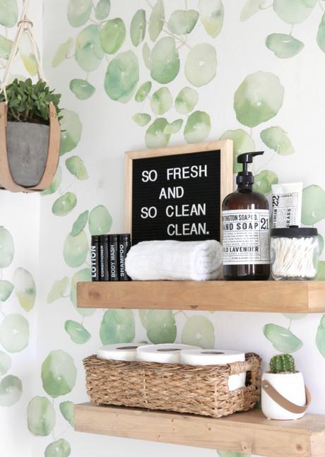 Cómo dar vida a un baño aburrido con decoración lowcost