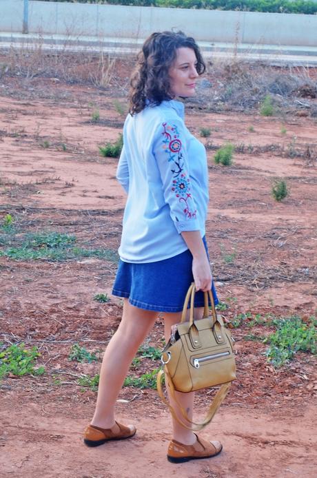 Blusa bordada y falda denim