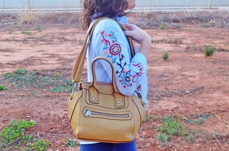 Blusa bordada y falda denim