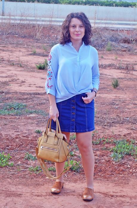 Blusa bordada y falda denim