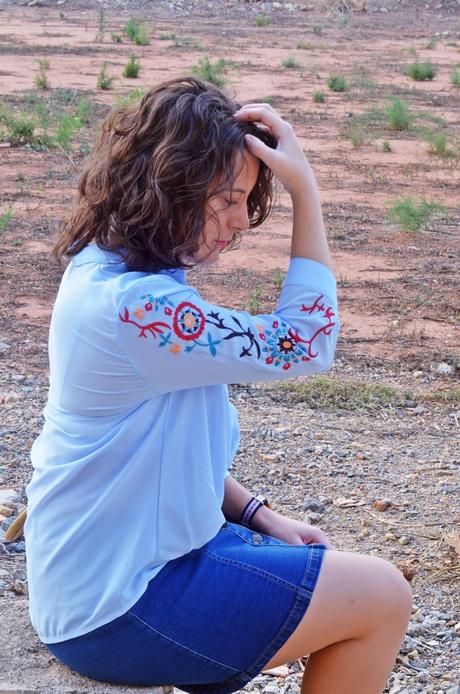 Blusa bordada y falda denim