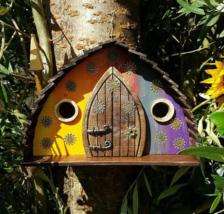 Construyó unas preciosas casas para el jardin su madre y terminó vendiendo sus artesanías a mucha gente