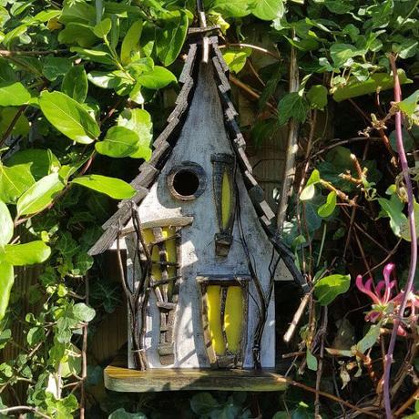 Construyó unas preciosas casas para el jardin su madre y terminó vendiendo sus artesanías a mucha gente