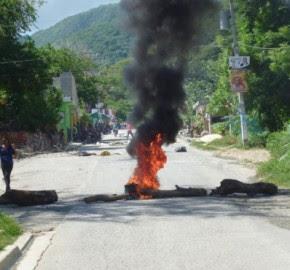 Protestan en Ciénaga de Barahona.