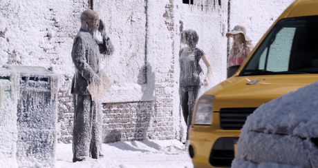 Warner Bros. “congela” una calle para gastar una broma y promocionar su película Geostorm Warner Bros. “congela” una calle para gastar una broma y promocionar su película Geostorm