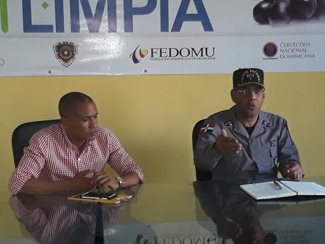 Coronel policial ofrece charla a motoristas de Neiba.