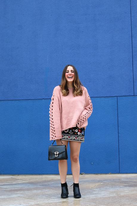 Outfit de otoño con maxi jersey rosa