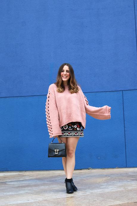 Outfit de otoño con maxi jersey rosa