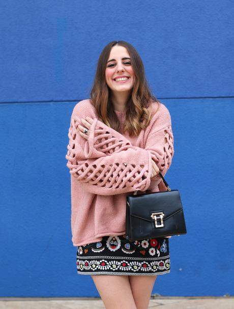 Outfit de otoño con maxi jersey rosa