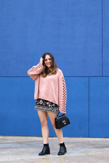 Outfit de otoño con maxi jersey rosa