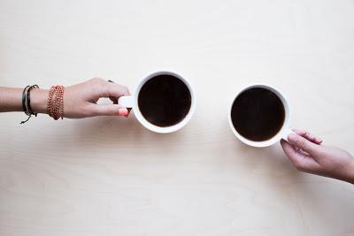 Amigas tomando café