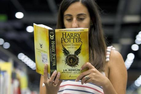 Una joven lee la última edición de Harry Potter y el legado maldito en una librería