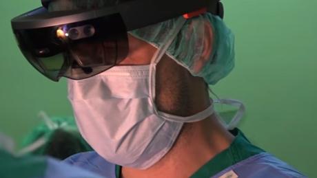 Operan por primera vez un tumor maligno con lentes de realidad mixta.