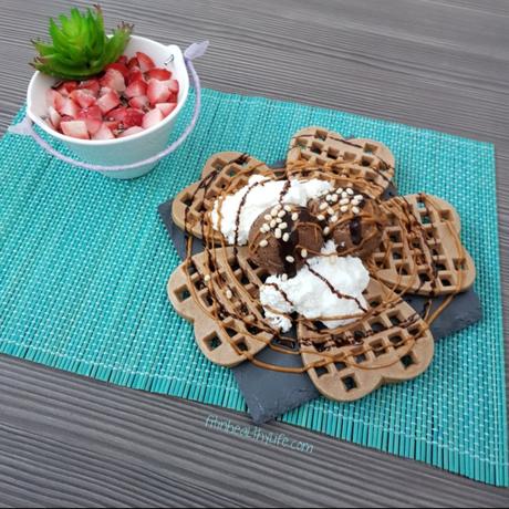 GOFRES CON HELADO DE CHOCOLATE Y NATA FIT