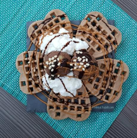 GOFRES CON HELADO DE CHOCOLATE Y NATA FIT
