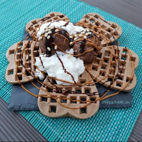 GOFRES CON HELADO DE CHOCOLATE Y NATA FIT