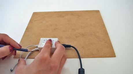 Transformó papel y madera en una caja 3D super original Transformó papel y madera en una caja 3D super original