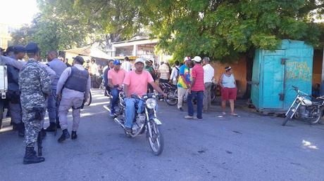 En Barahona Ayuntamiento desaloja casetas de vendedores