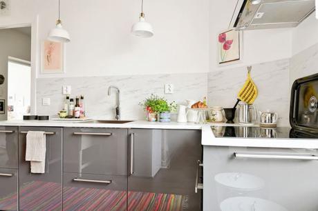 Piso sueco muy colorido