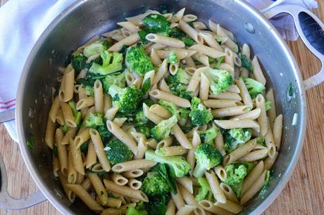 Pasta integral con brócoli y espinacas