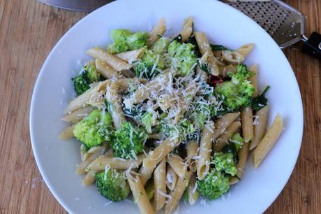 Pasta integral con brócoli y espinacas