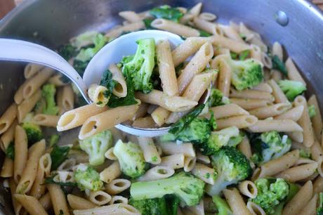 Pasta integral con brócoli y espinacas