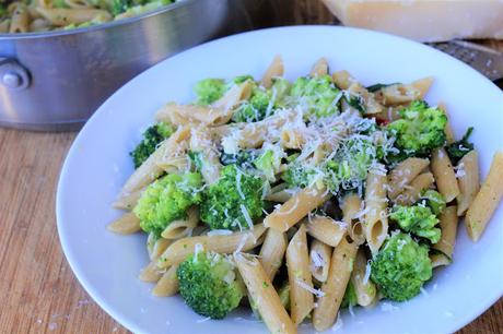 Pasta integral con brócoli y espinacas