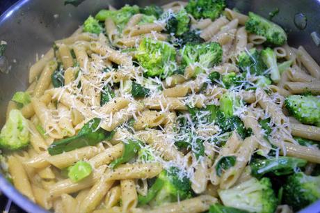 Pasta integral con brócoli y espinacas