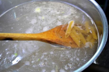 Pasta integral con brócoli y espinacas