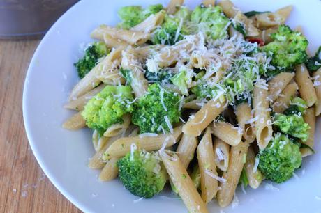 Pasta integral con brócoli y espinacas