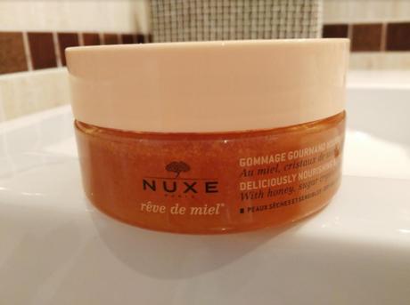 Nuevo exfoliante “2 en 1” de Nuxe con miel, cristales de azúcar y aceites preciosos